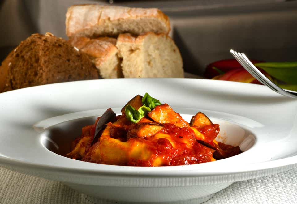 Ravioloni alla Norma con zucchine e scamorza