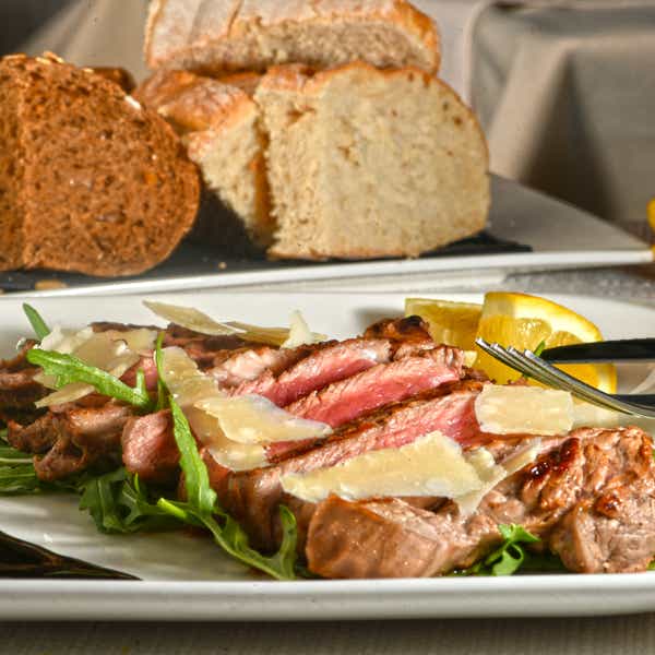 Tagliata di manzo con rucola e grana Tagliata di manzo con rucola e grana