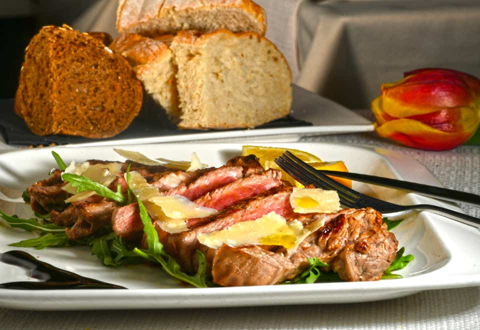 Tagliata di manzo con rucola e grana