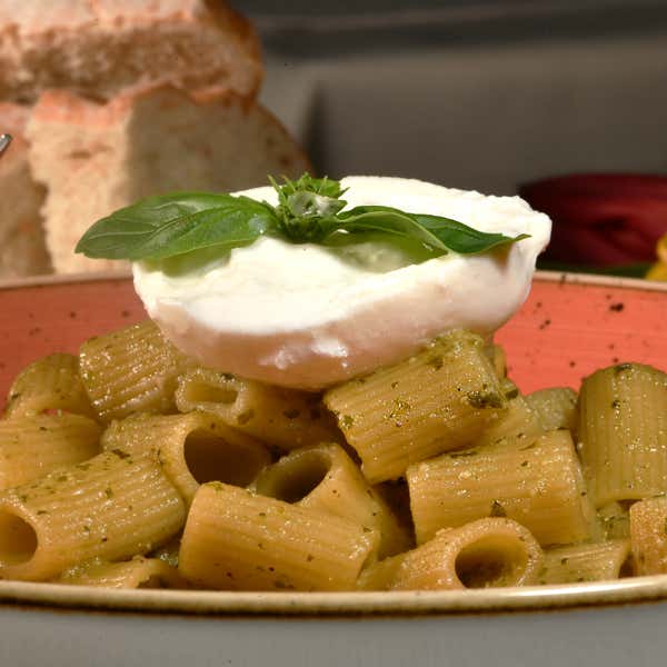 Rigatoni al pesto con burrata Rigatoni al pesto con burrata