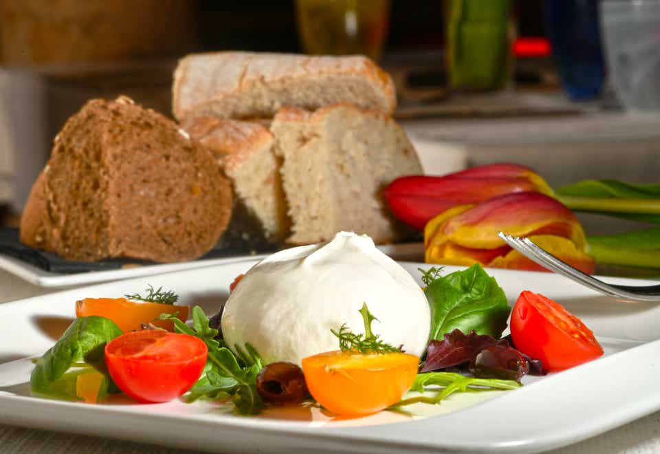 Burrata con pomodorini ciliegini e rucola