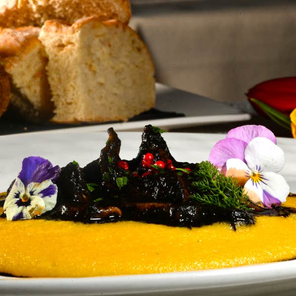 Seppie nere alla veneziana con polenta Seppie nere alla veneziana con polenta