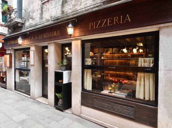 Visuale esterna da un'altra angolazione del nostro ristorante, visto da Calle Del Mondo Novo a Venezia