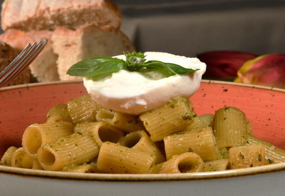 Rigatoni al pesto con burrata