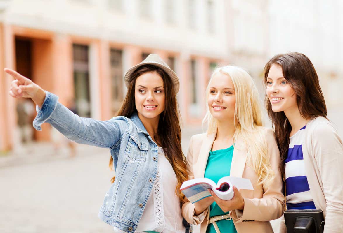 Piccolo gruppo di turisti in giro per una città (Foto stock)