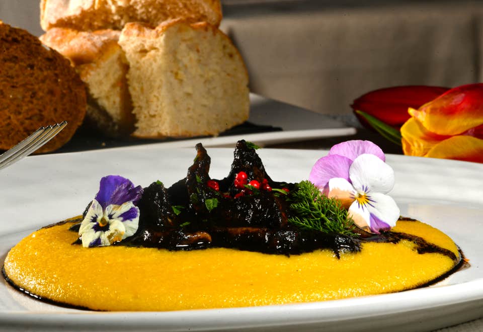 Seppie nere alla veneziana con polenta