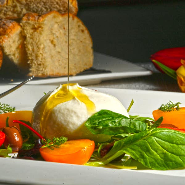 Burrata con pomodorini ciliegini e rucola Burrata con pomodorini ciliegini e rucola